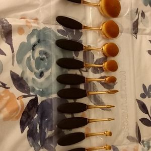 Multipurpose makeup brush